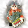 Новогодняя игрушка из фарфора «Мальчик с санками»